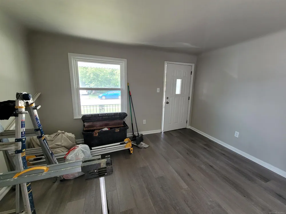 7592 Hupp Avenue Warren City, MI 48091