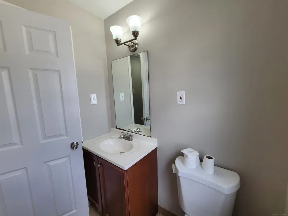 7592 Hupp Avenue Warren City, MI 48091