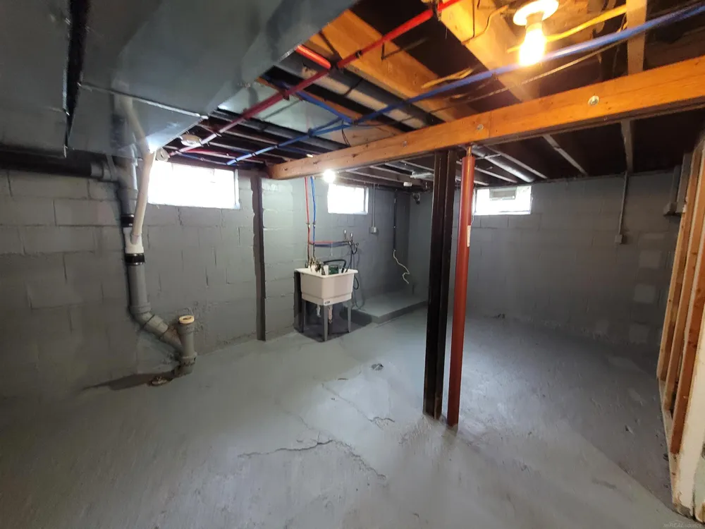 7592 Hupp Avenue Warren City, MI 48091