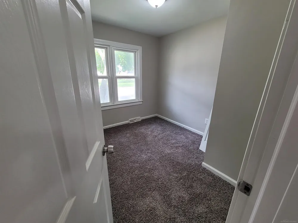 7592 Hupp Avenue Warren City, MI 48091