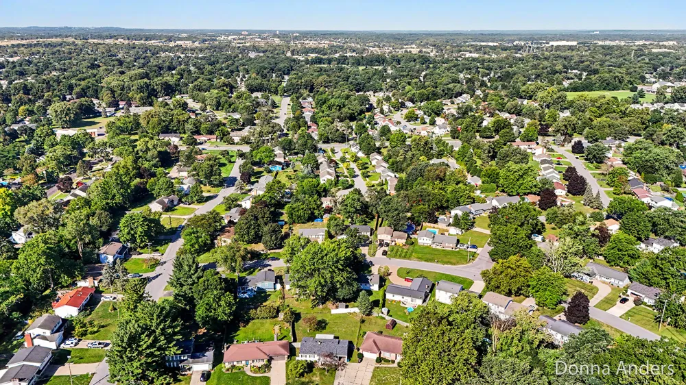 5581 Edgelawn Drive SE Kentwood City, MI 49508