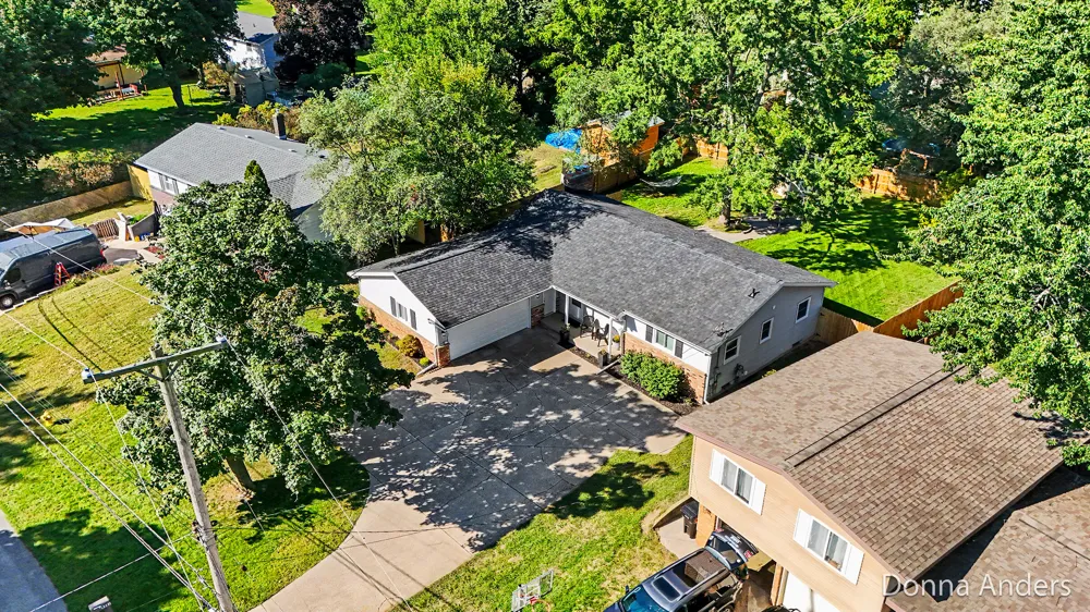 5581 Edgelawn Drive SE Kentwood City, MI 49508