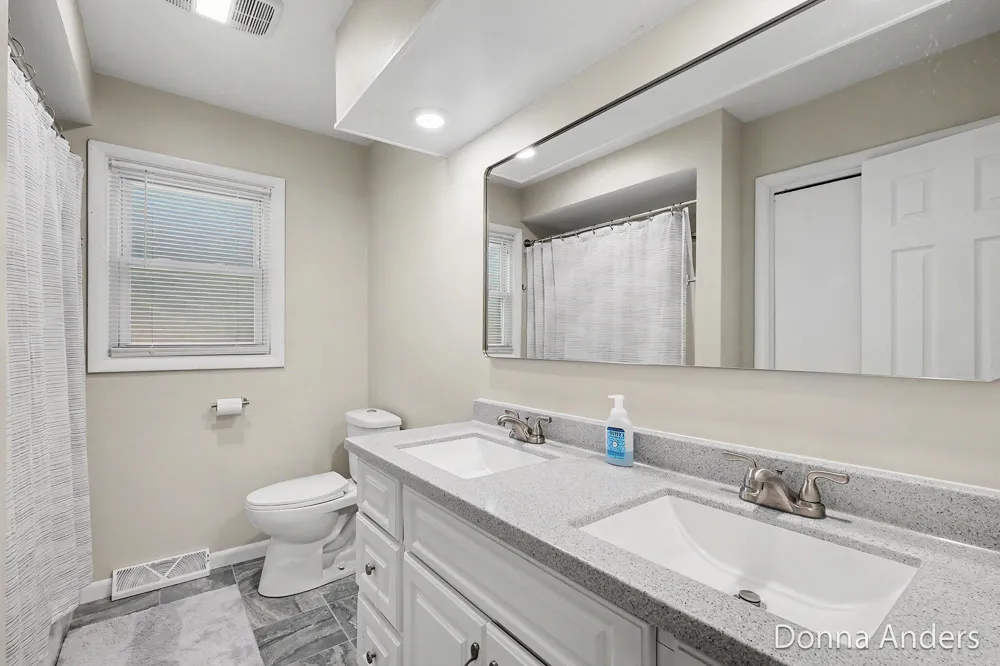 5581 Edgelawn Drive SE Kentwood City, MI 49508