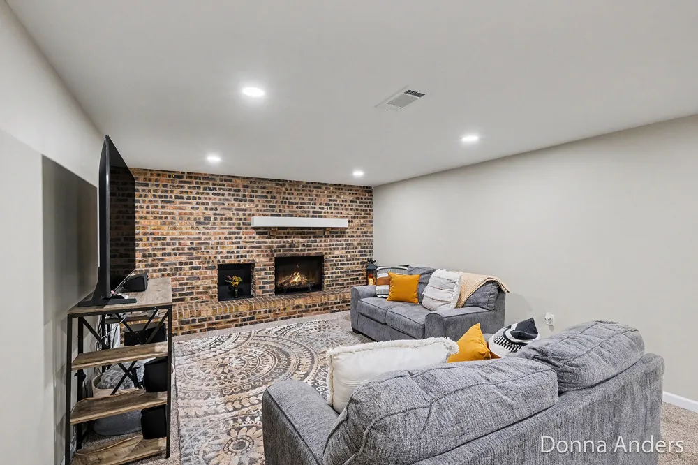 5581 Edgelawn Drive SE Kentwood City, MI 49508