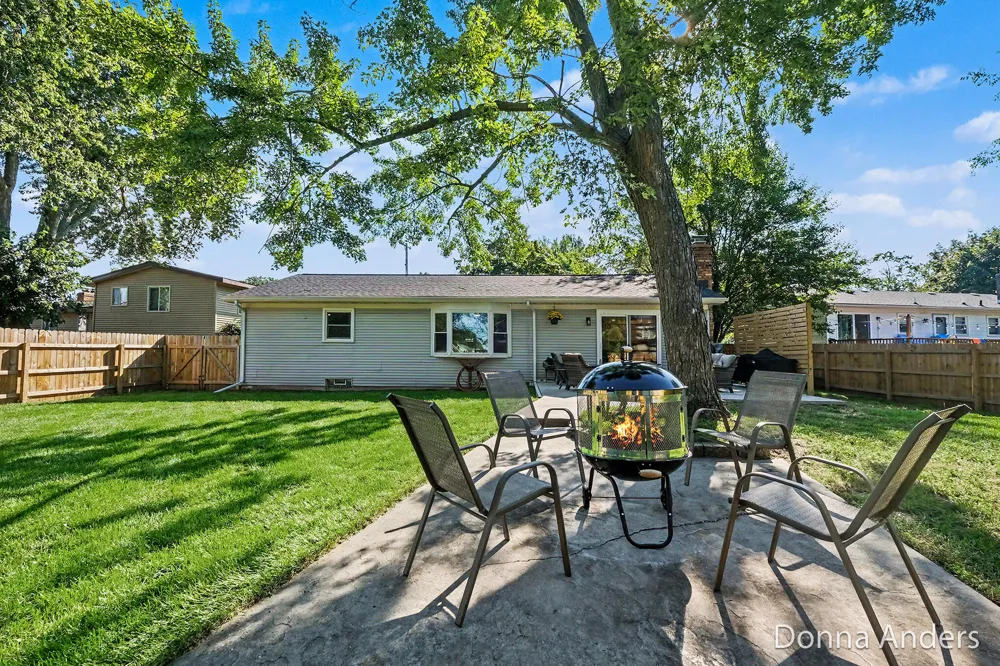 5581 Edgelawn Drive SE Kentwood City, MI 49508