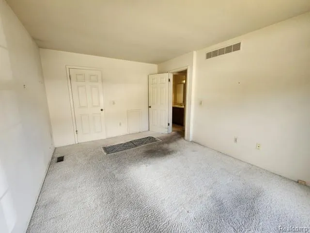 7611 Woodview Drive Waterford Charter Township, MI 48327