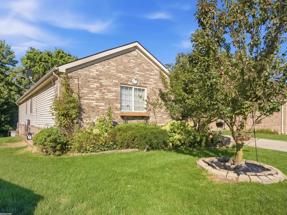 42829 N Hampton Drive Sterling Heights City, MI 48314