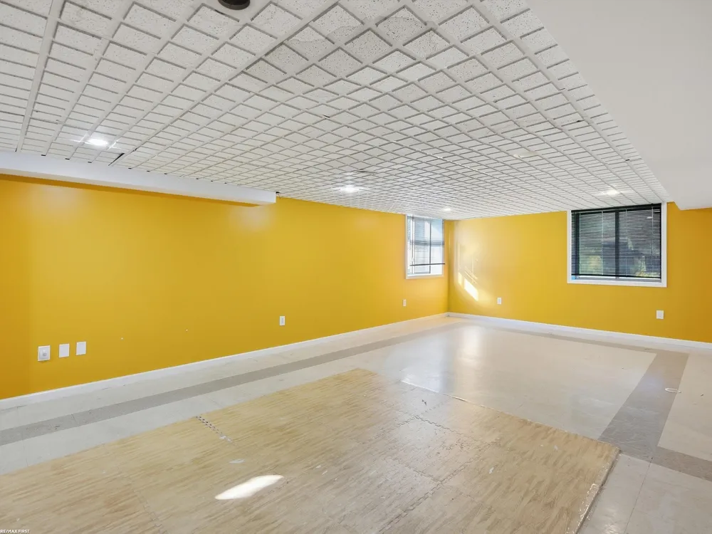 42829 N Hampton Drive Sterling Heights City, MI 48314