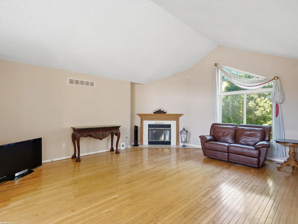 42829 N Hampton Drive Sterling Heights City, MI 48314