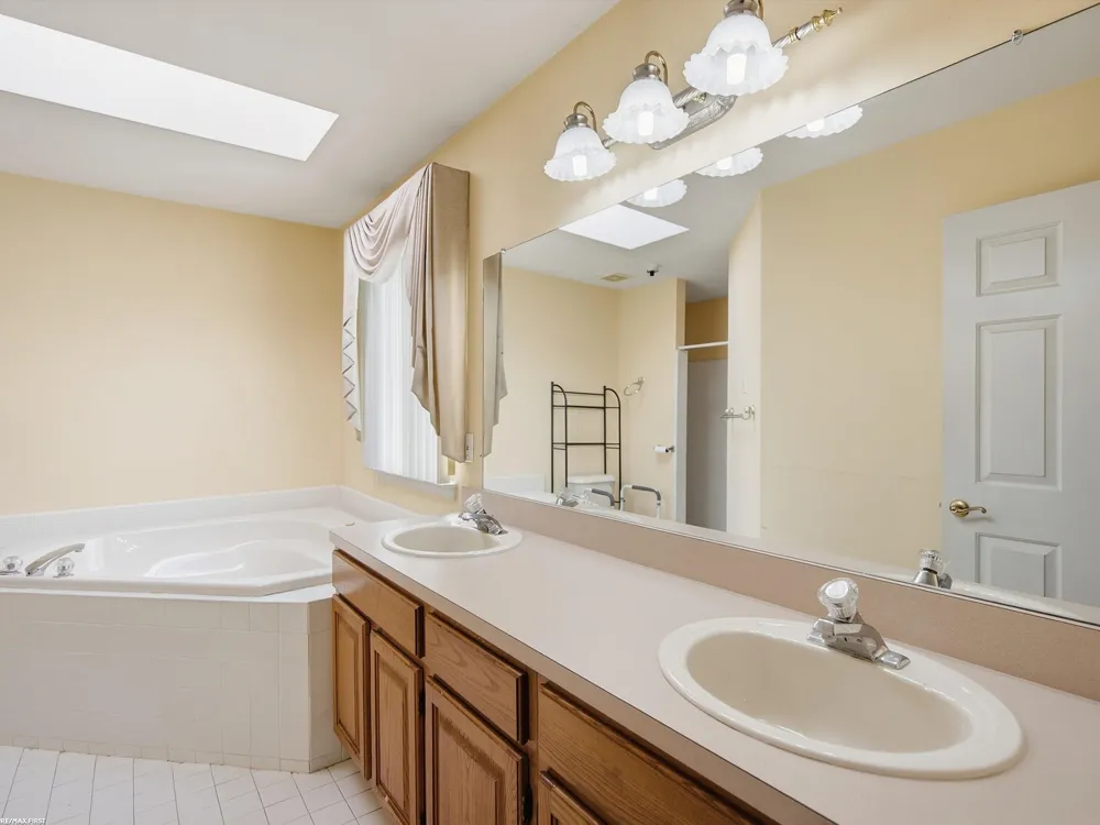 42829 N Hampton Drive Sterling Heights City, MI 48314
