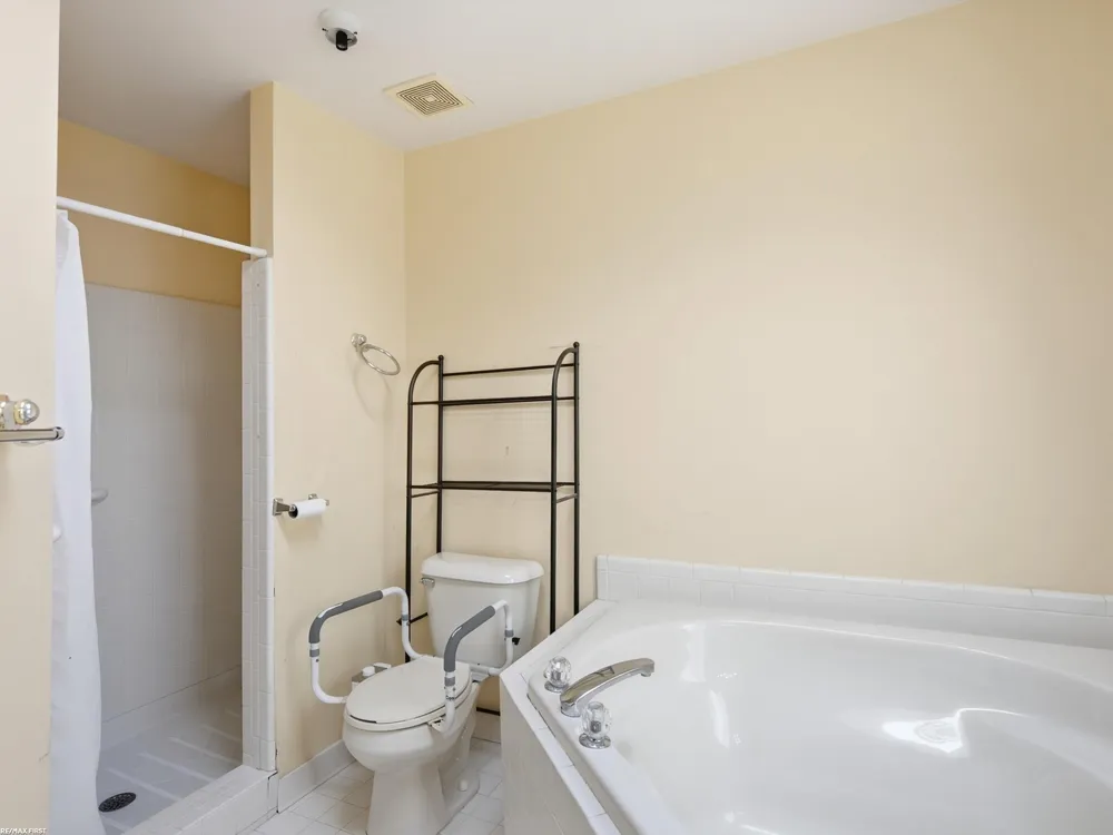 42829 N Hampton Drive Sterling Heights City, MI 48314