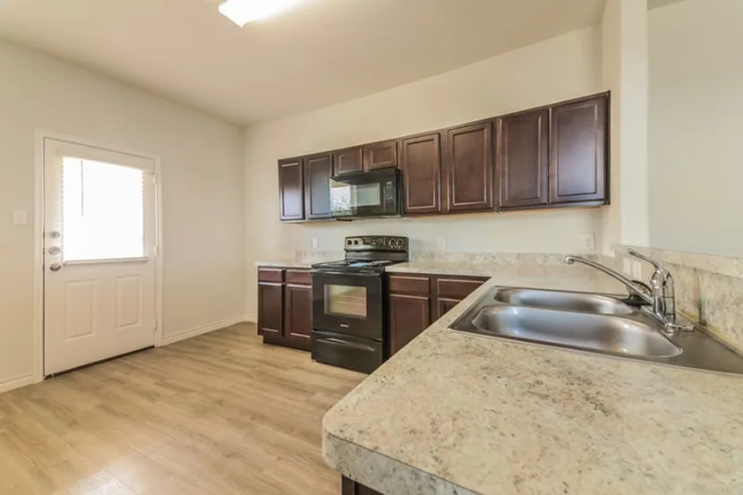 1305 Mallard Cove Ennis, TX 75119