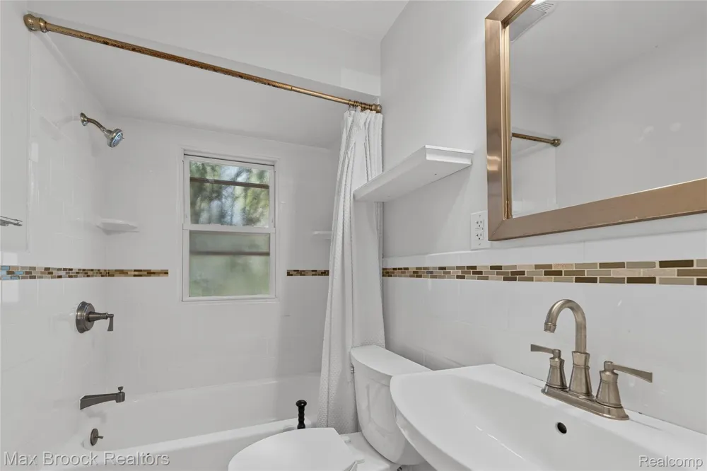 450 E MAPLEHURST STREET Ferndale City, MI 48220