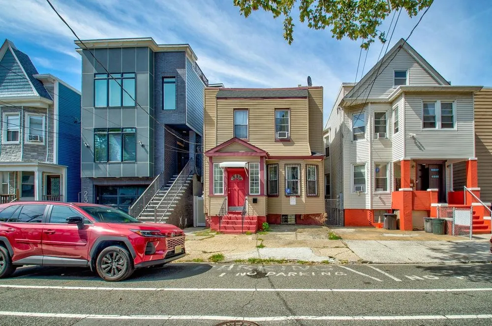 25 ROMAINE AVE Jersey City, NJ 07306