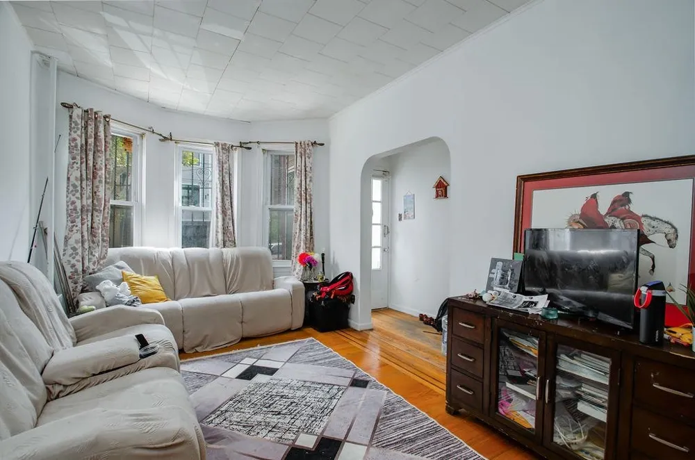 25 ROMAINE AVE Jersey City, NJ 07306