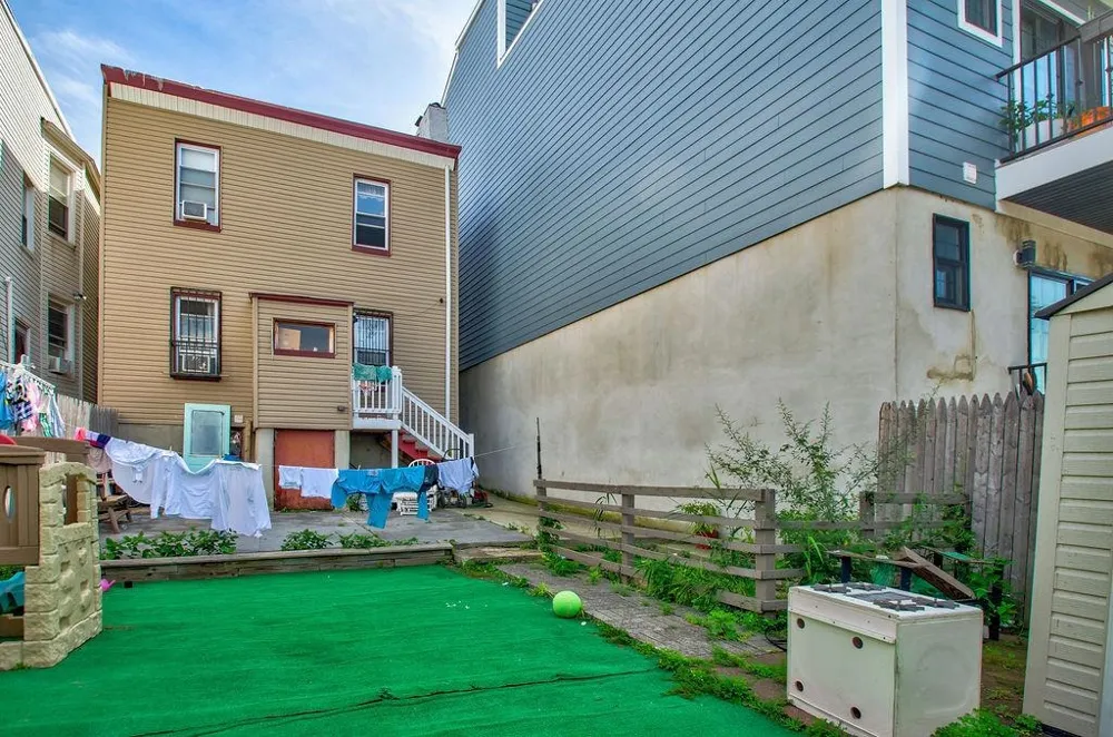 25 ROMAINE AVE Jersey City, NJ 07306