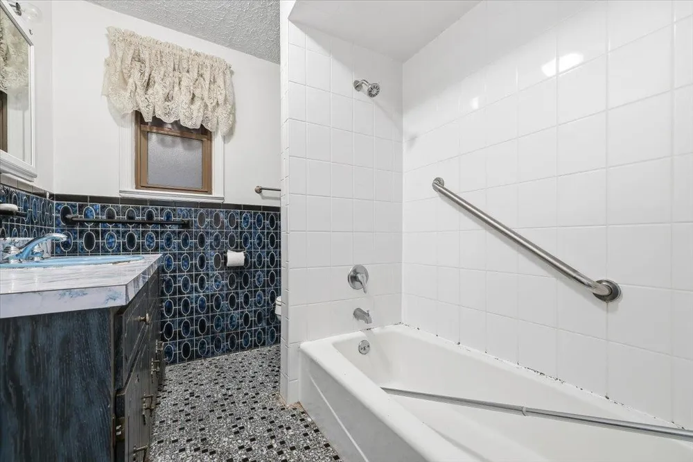 98 WEST 47TH ST Bayonne, NJ 07001