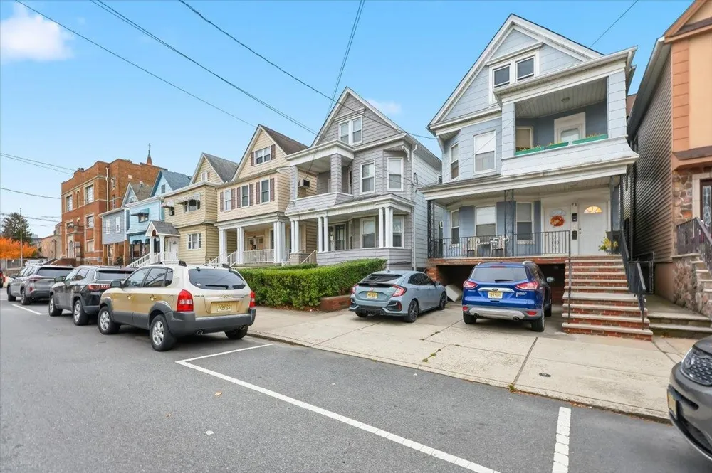 98 WEST 47TH ST Bayonne, NJ 07001