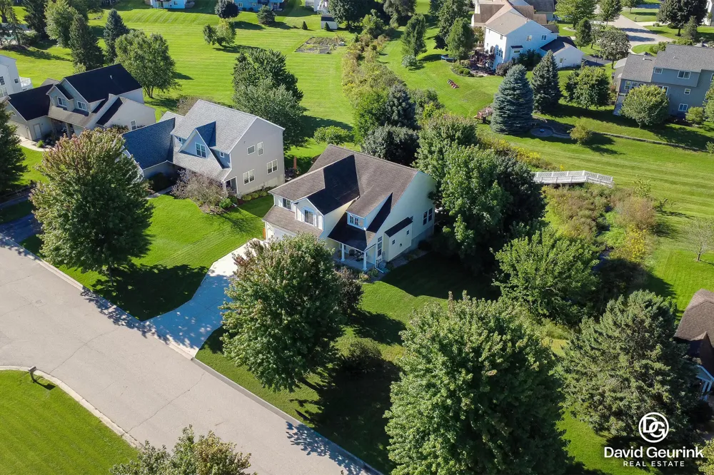 8666 Suntree Drive Zeeland, MI 49464
