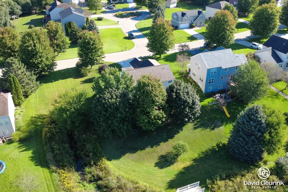 8666 Suntree Drive Zeeland, MI 49464