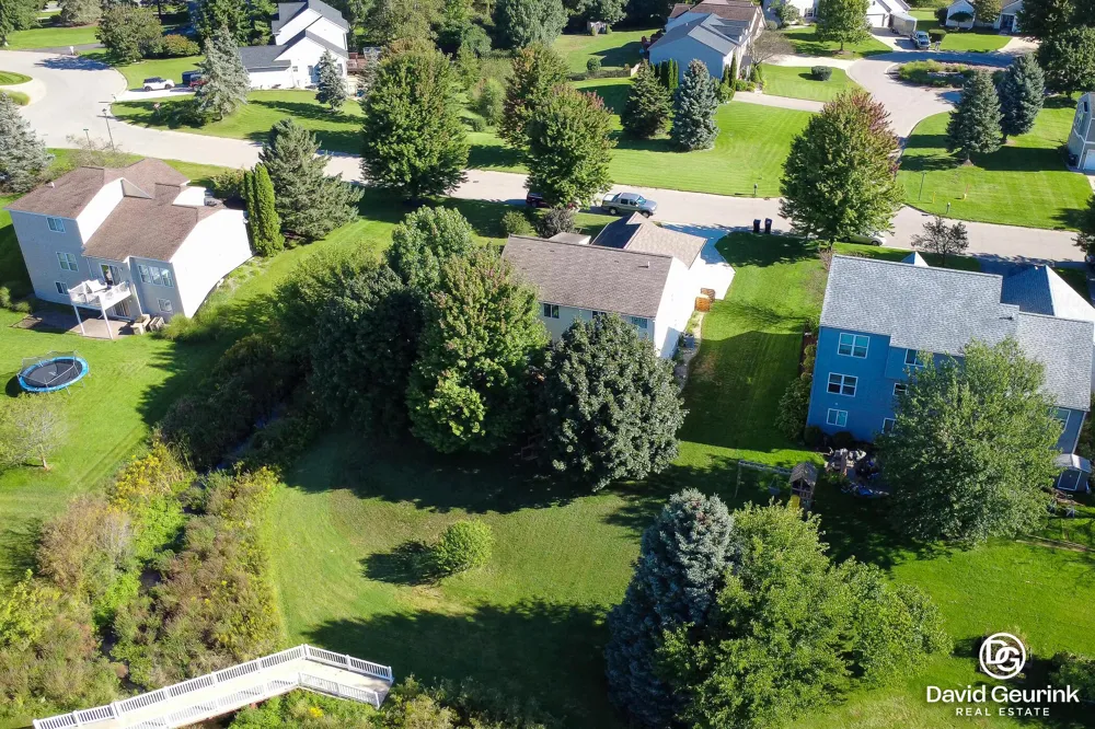 8666 Suntree Drive Zeeland, MI 49464