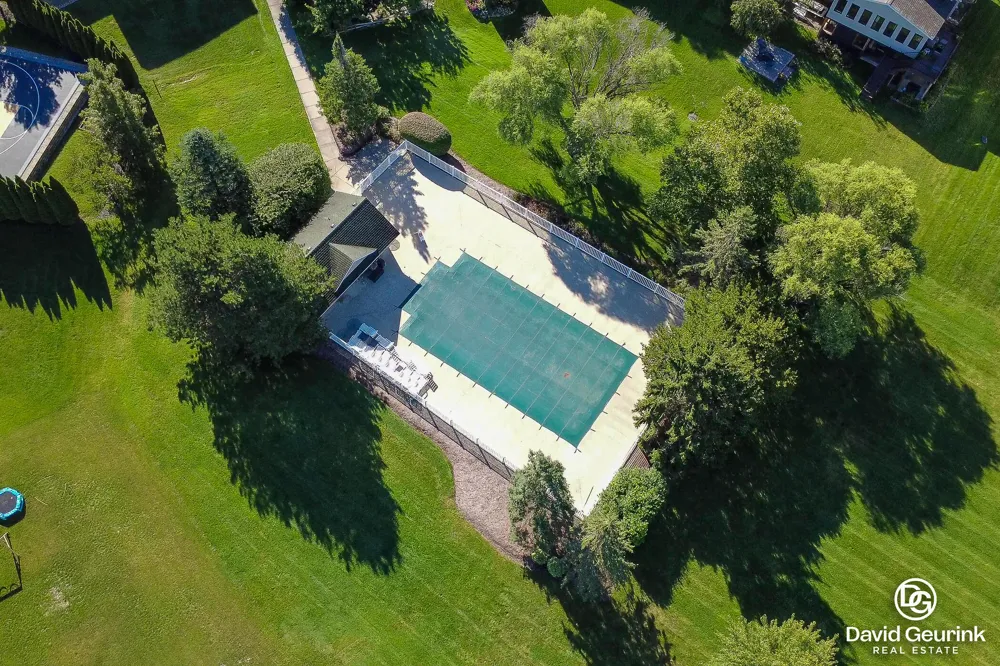 8666 Suntree Drive Zeeland, MI 49464