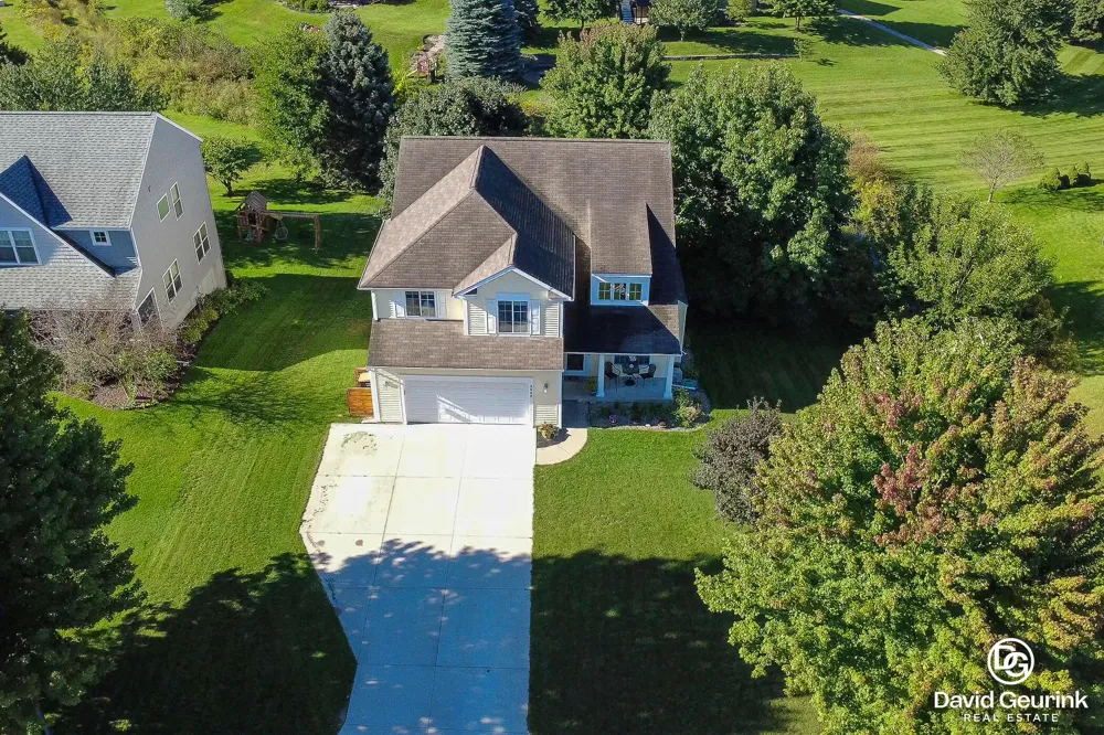 8666 Suntree Drive Zeeland, MI 49464