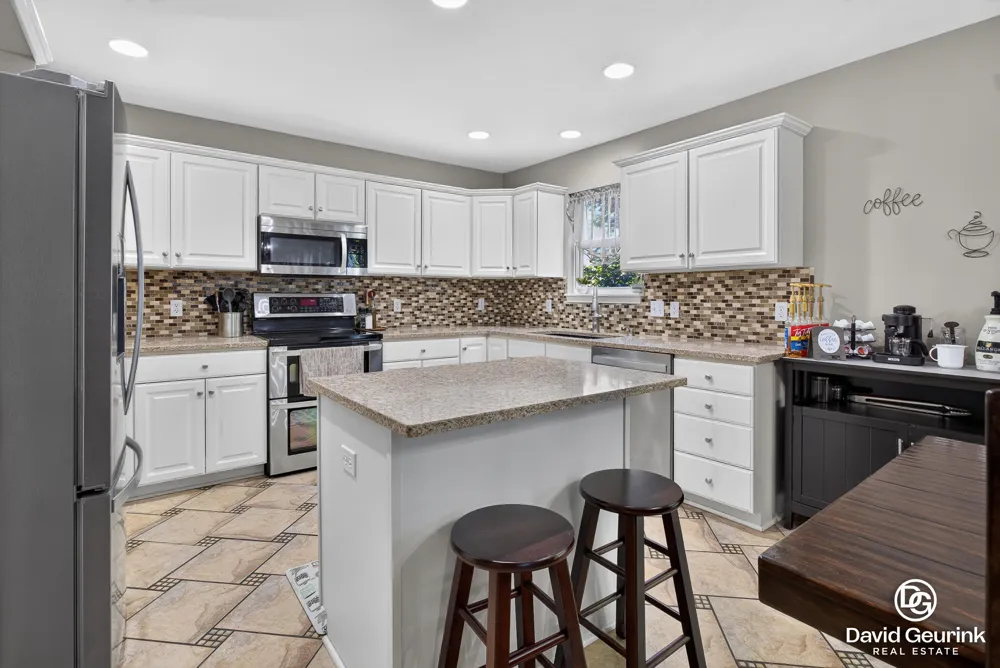 8666 Suntree Drive Zeeland, MI 49464