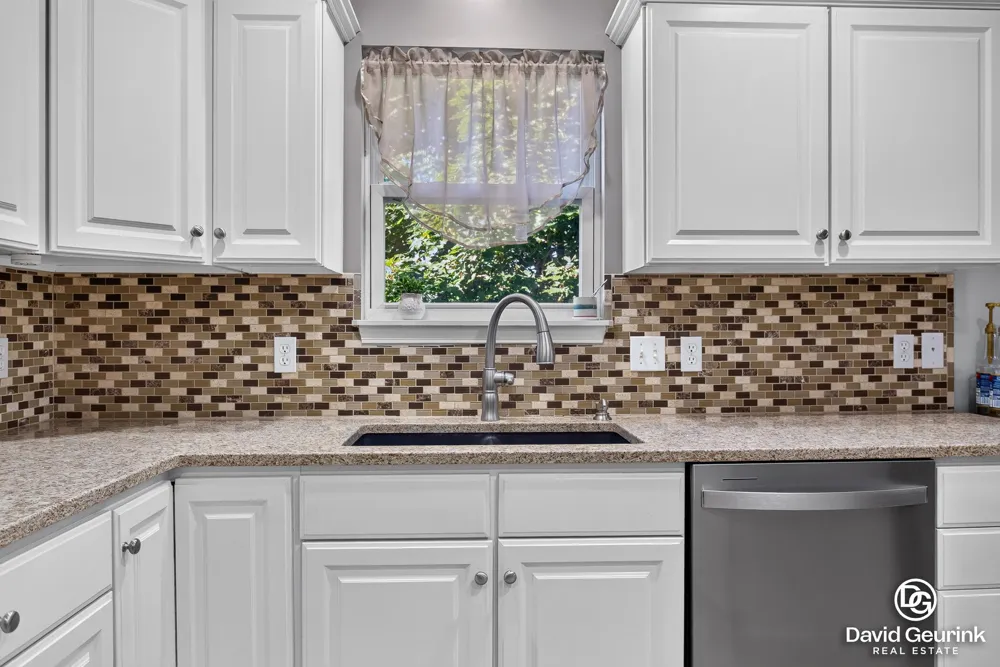 8666 Suntree Drive Zeeland, MI 49464