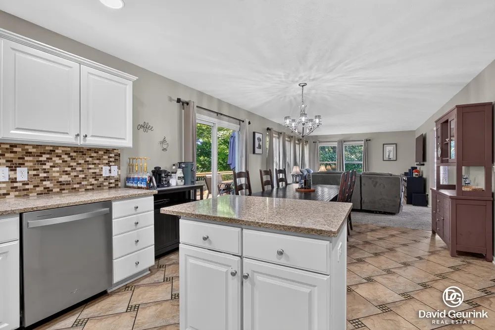 8666 Suntree Drive Zeeland, MI 49464