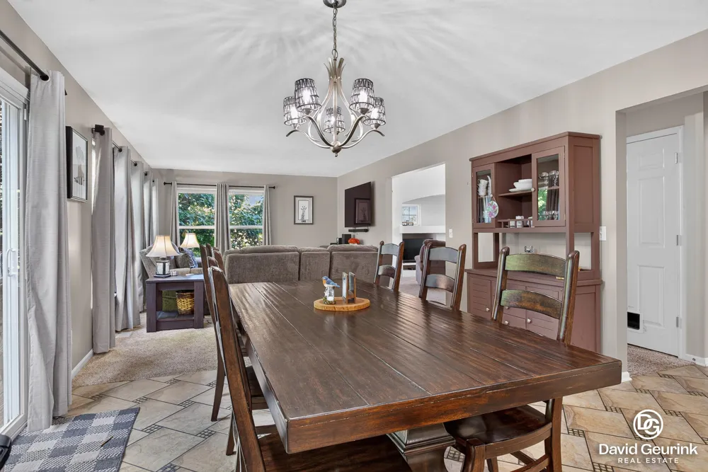 8666 Suntree Drive Zeeland, MI 49464