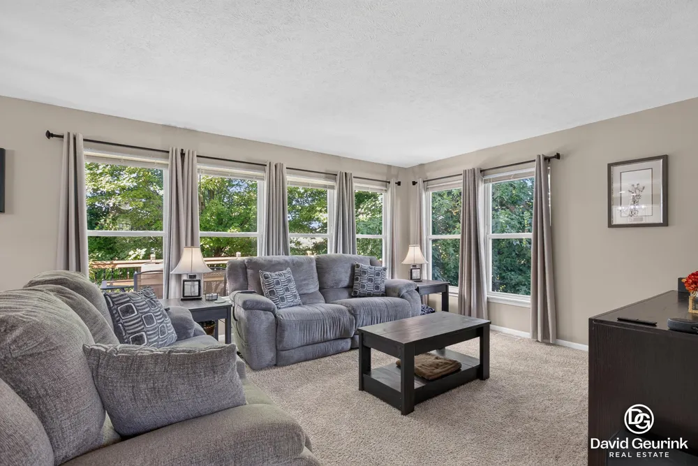 8666 Suntree Drive Zeeland, MI 49464