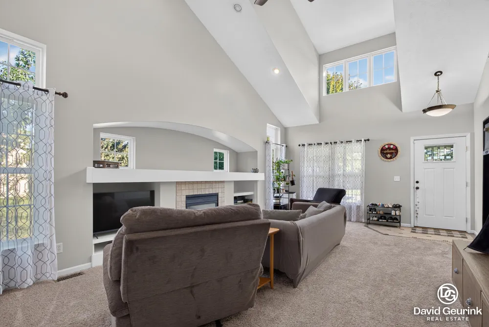 8666 Suntree Drive Zeeland, MI 49464
