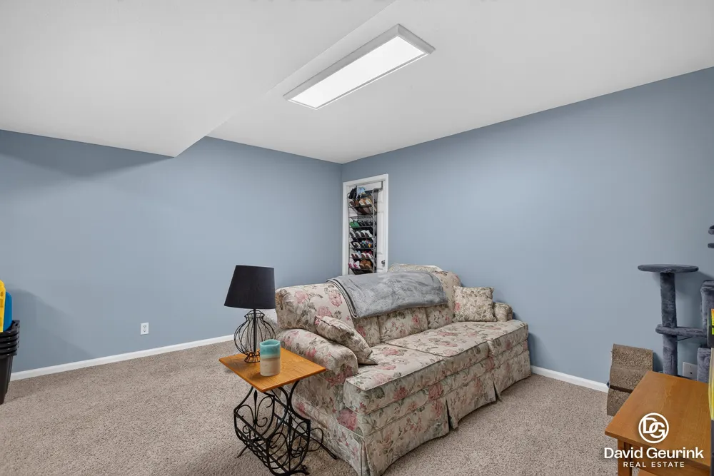 8666 Suntree Drive Zeeland, MI 49464