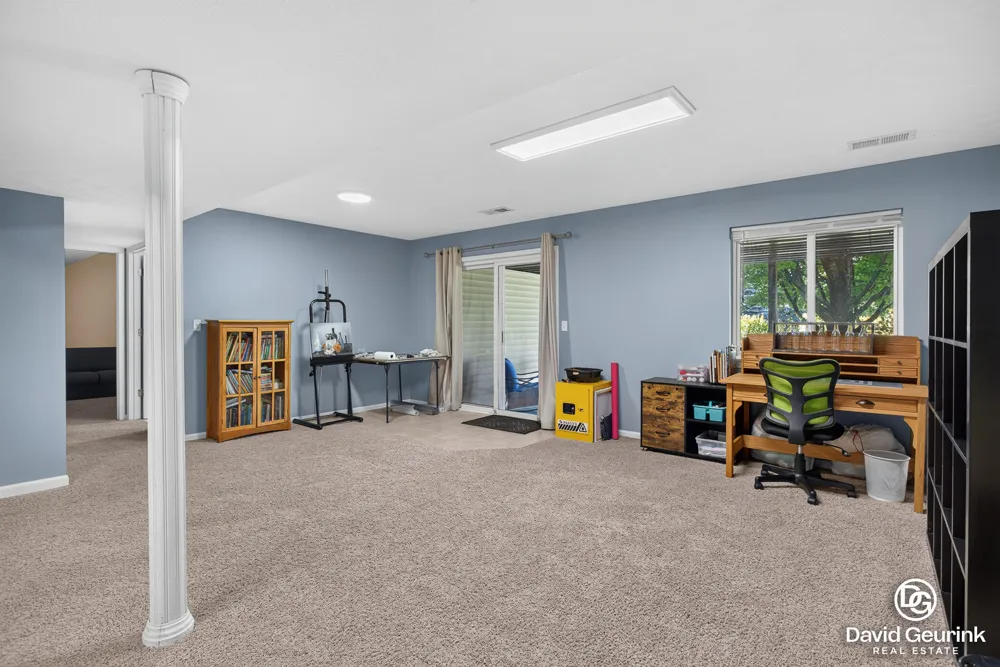 8666 Suntree Drive Zeeland, MI 49464