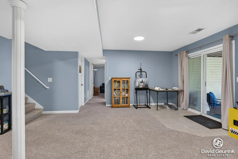 8666 Suntree Drive Zeeland, MI 49464