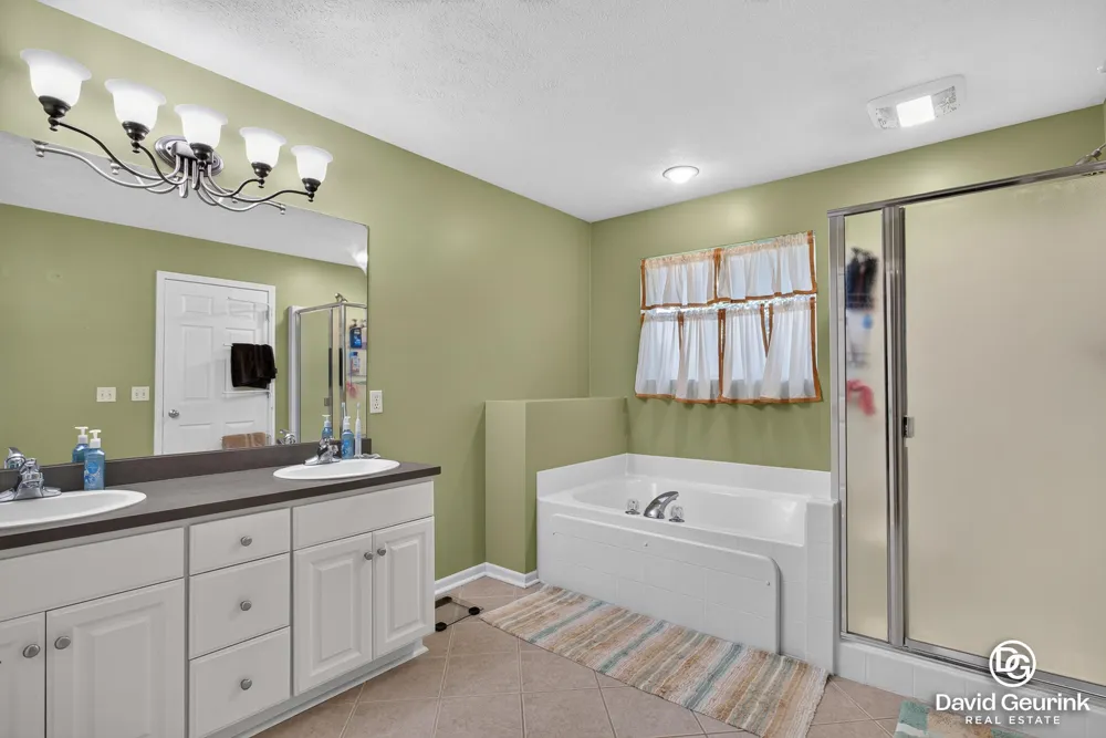 8666 Suntree Drive Zeeland, MI 49464