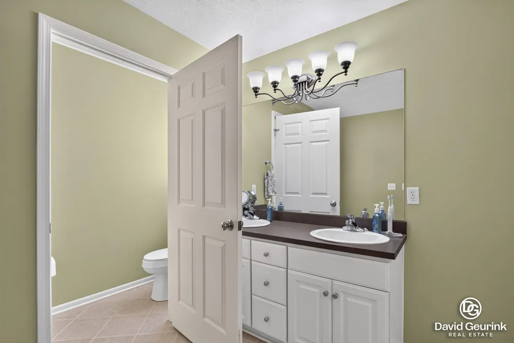 8666 Suntree Drive Zeeland, MI 49464