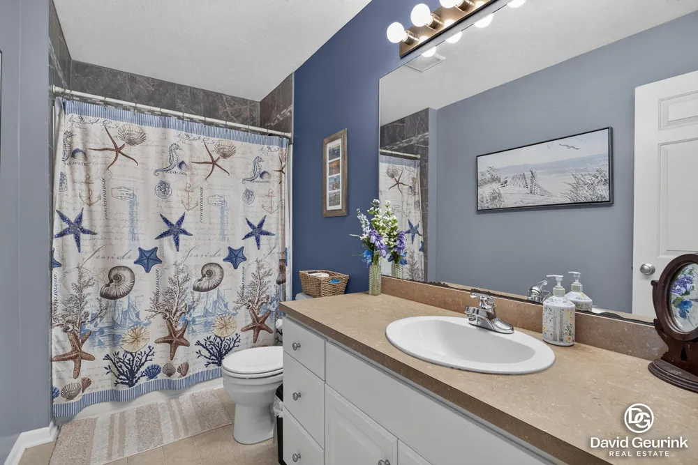 8666 Suntree Drive Zeeland, MI 49464