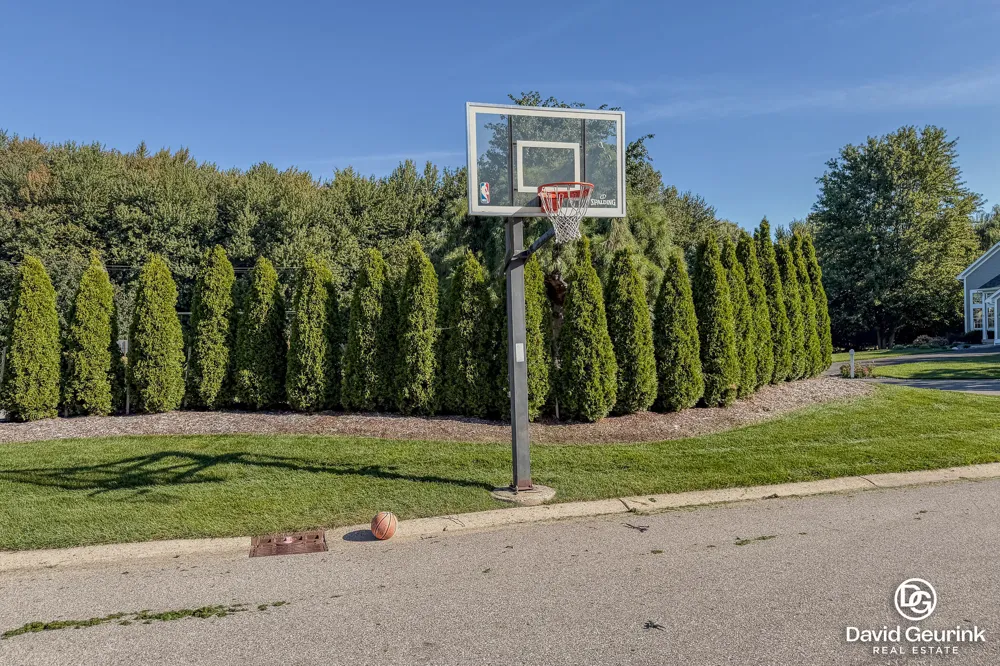 8666 Suntree Drive Zeeland, MI 49464