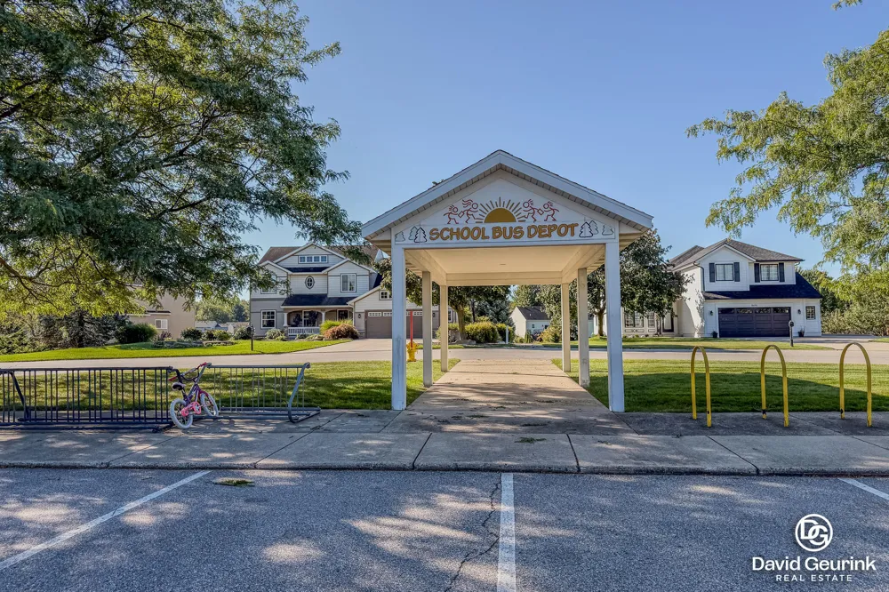 8666 Suntree Drive Zeeland, MI 49464