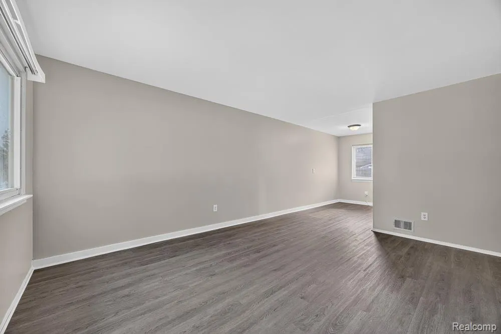 4323 Grace Avenue Wayne City, MI 48184