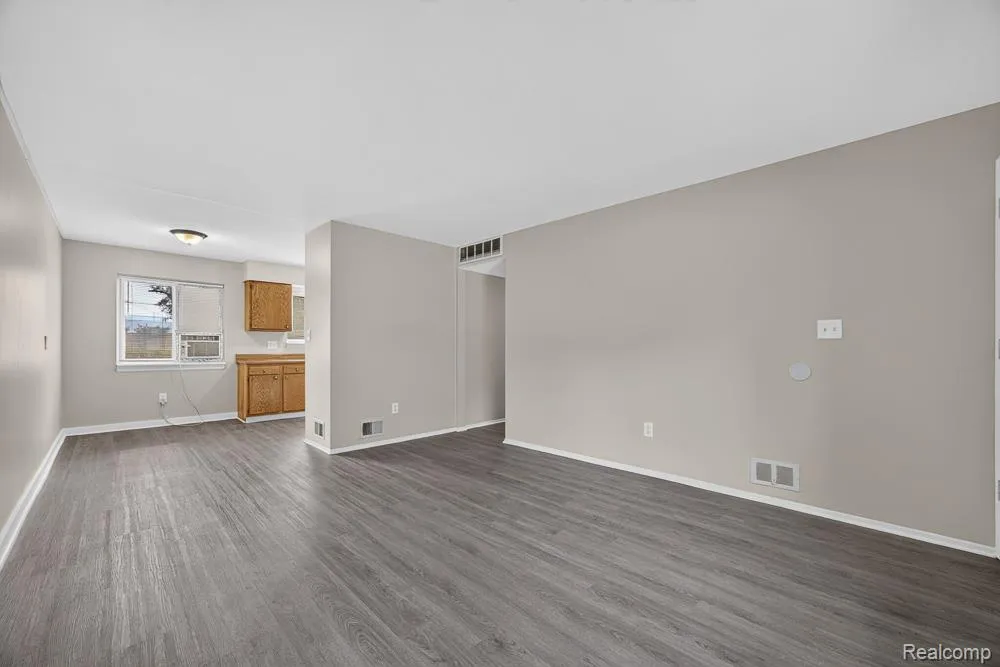 4323 Grace Avenue Wayne City, MI 48184