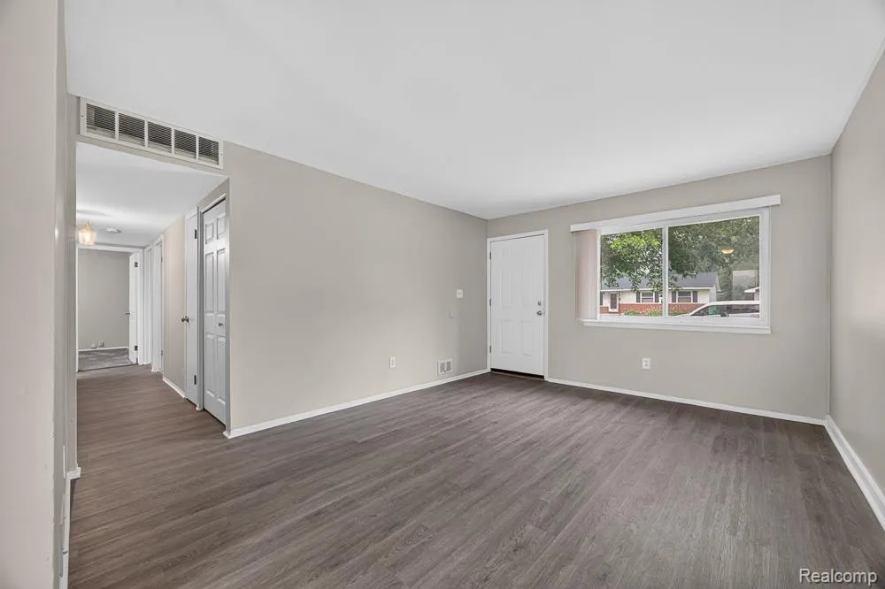 4323 Grace Avenue Wayne City, MI 48184