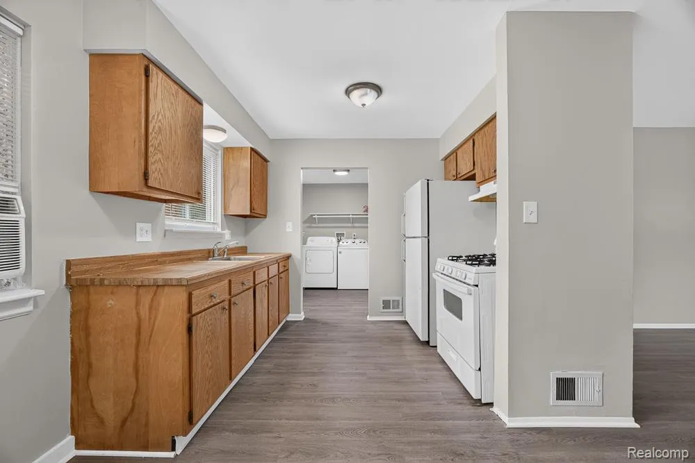 4323 Grace Avenue Wayne City, MI 48184
