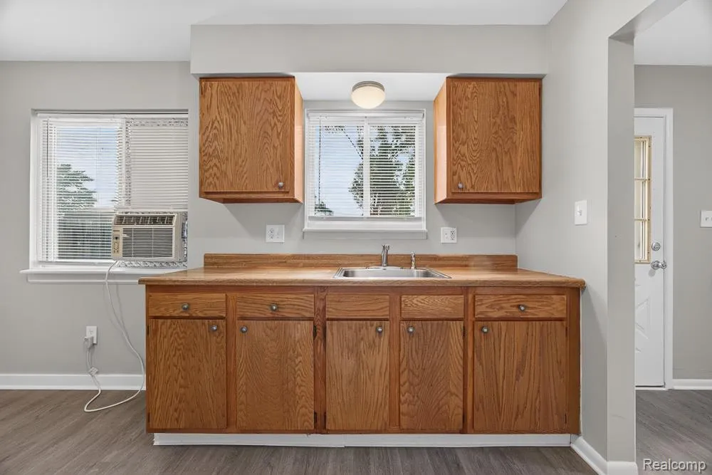 4323 Grace Avenue Wayne City, MI 48184