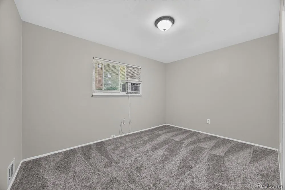 4323 Grace Avenue Wayne City, MI 48184