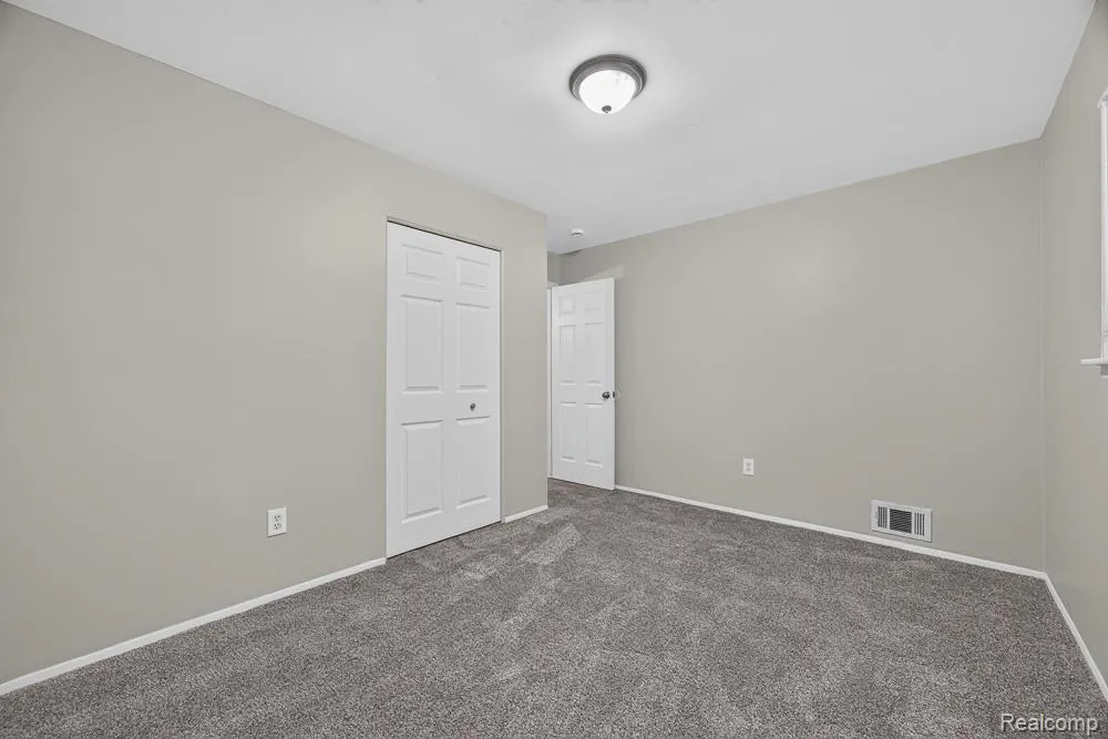 4323 Grace Avenue Wayne City, MI 48184