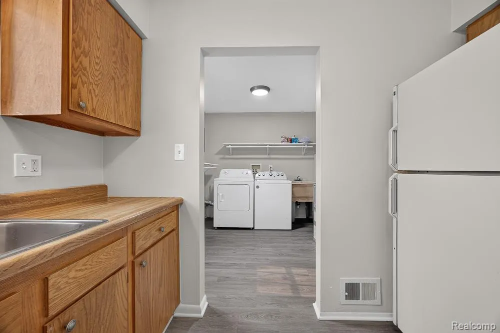 4323 Grace Avenue Wayne City, MI 48184
