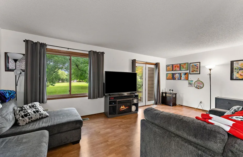 2460 Crestwood Drive North Saint Paul, MN 55109